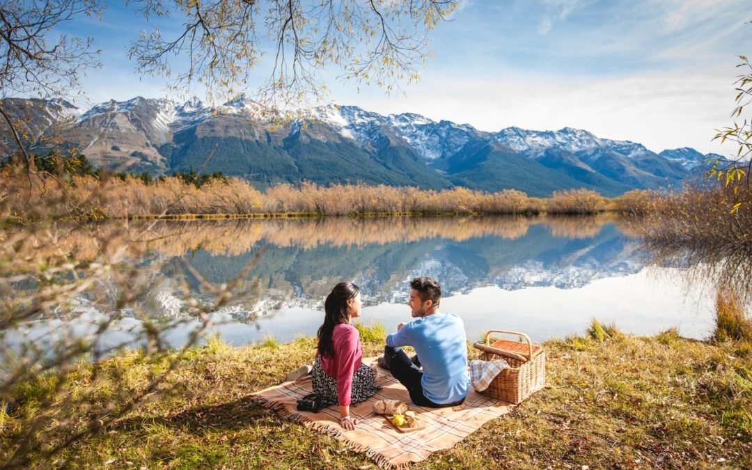Our favorite romantic experiences in New Zealand couple having picninc